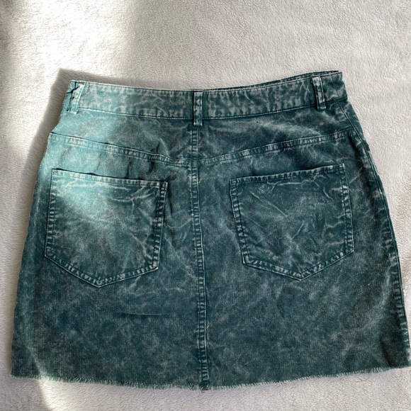 Lightweight textured green mini skirt! - Picture 4 of 4